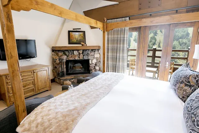 Photo 1 - Main Lodge Luxury King Room With Hot Tub Hotel Room by RedAwning
