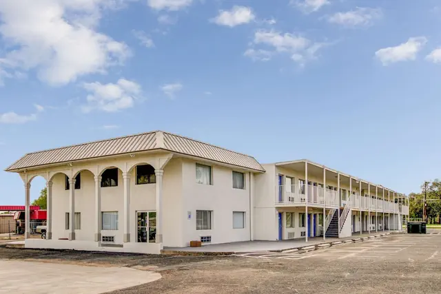 Photo 1 - Motel 6 Waco, TX - Lacy Lakeview