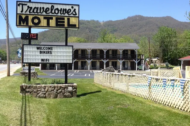 Photo 1 - Travelowe's Motel