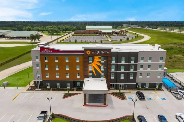 Photo 1 - La Quinta Inn & Suites by Wyndham Sulphur (Lake Charles)
