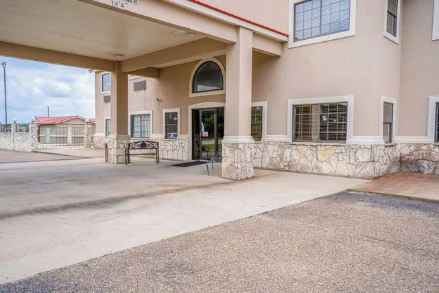 Photo 1 - Days Inn & Suites by Wyndham Beeville