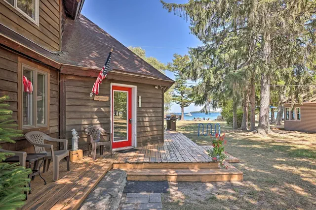 Photo 1 - Lakefront 'manitou Cottage' Near Dwtn Suttons Bay!