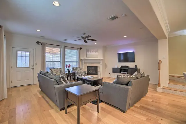 Photo 1 - 2,500 Sq Ft Townhome - Walk to Central River Oaks!