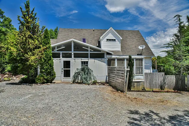 Photo 1 - 2 BR apt near Mtn to Sea Hiking Trail