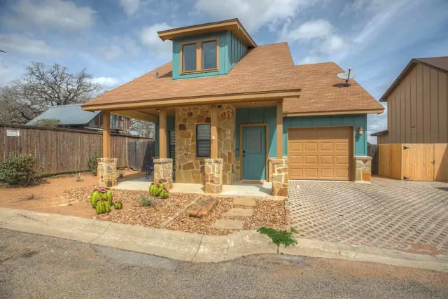 Photo 1 - Luxury Modern Home With Hot tub Deck & Firepit!
