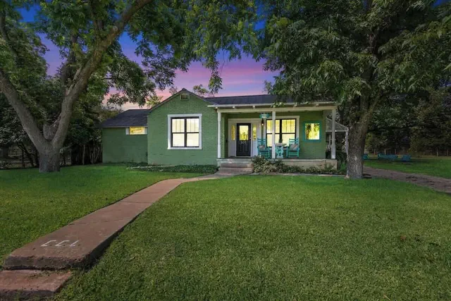 Photo 1 - Clover Haus 2 Blks to Main St With Pool and Spa!