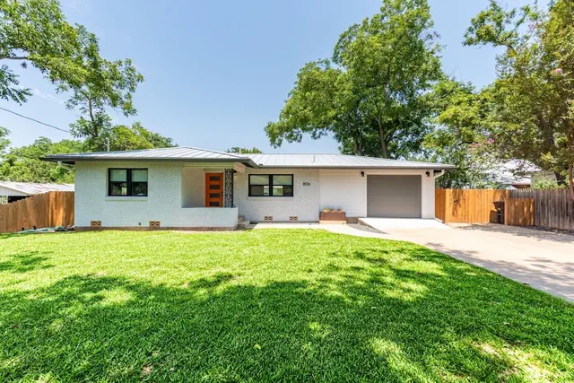 Photo 1 - Zander Haus 3 Bedroom Home by RedAwning