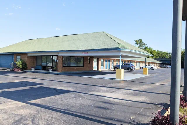 Photo 1 - Gateway Inn