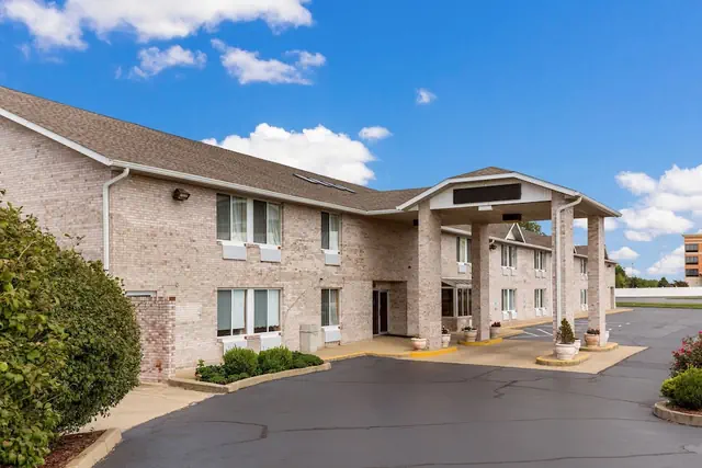 Photo 1 - Econo Lodge Inn & Suites Fairview Heights - St. Louis