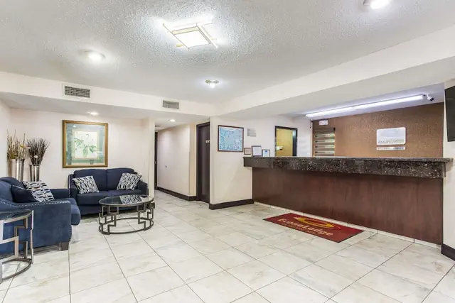 Photo 1 - Econo Lodge Clinton - Jackson West