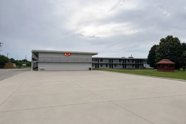 Photo 1 - Econo Lodge Calhoun South