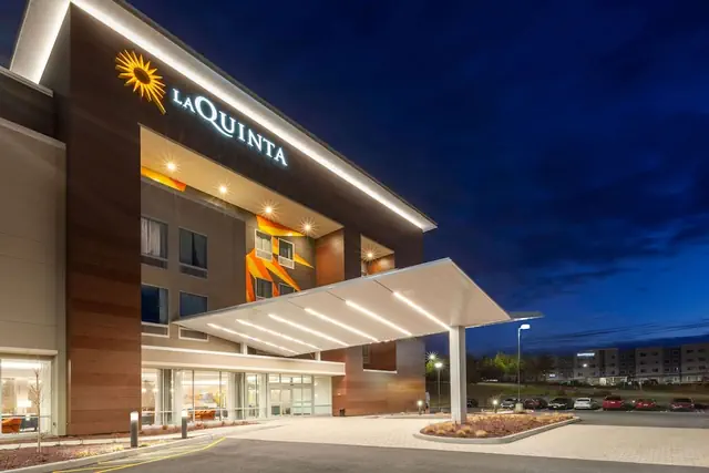 Photo 1 - La Quinta Inn & Suites by Wyndham Middletown-Goshen