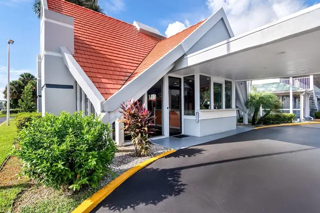 Photo 1 - Howard Johnson by Wyndham Vero Beach / Downtown