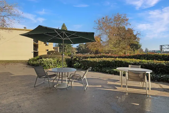 Photo 1 - Howard Johnson by Wyndham Sacramento Downtown