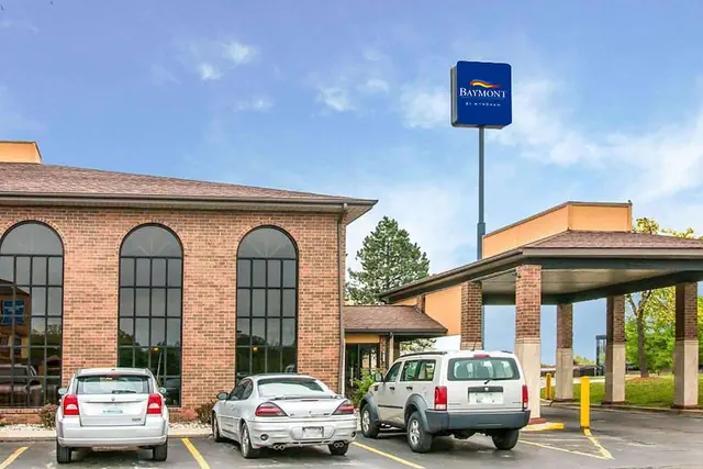 Photo 1 - Baymont by Wyndham Flint Airport North