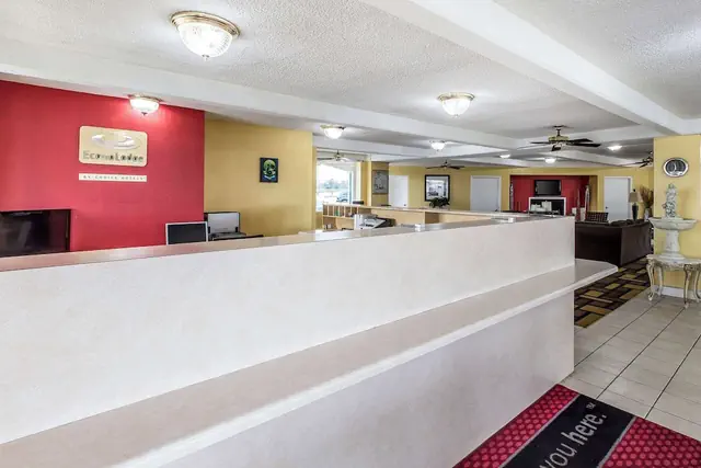 Photo 1 - Econo Lodge Byron near Historic District - Warner Robins