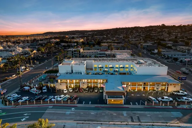 Photo 1 - Comfort Inn San Diego Airport At The Harbor