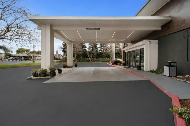 Photo 1 - La Quinta Inn & Suites by Wyndham Oakland - Hayward