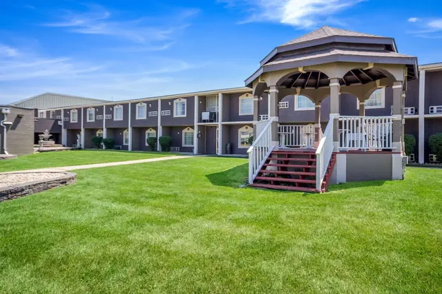 Photo 1 - Quality Inn & Suites Kansas City - Independence I-70 East