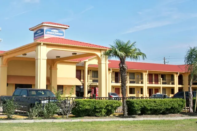 Photo 1 - Howard Johnson by Wyndham Houston Heights/Downtown