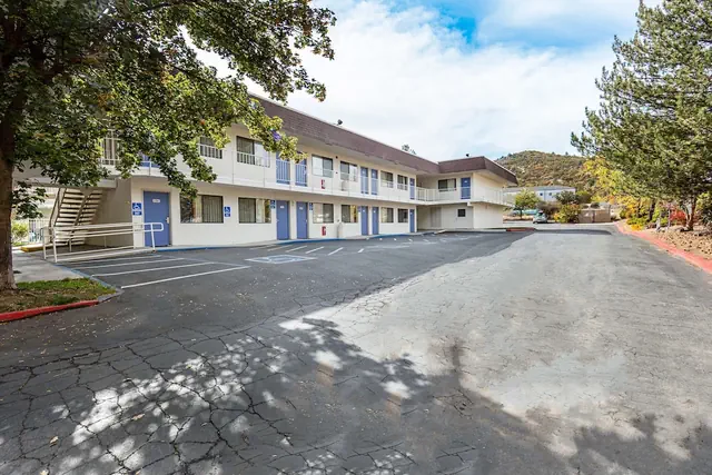 Photo 1 - Motel 6 Yreka, CA