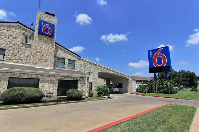 Photo 1 - Motel 6 Austin, TX - Central Downtown UT