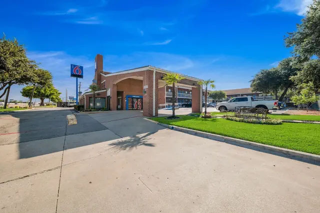 Photo 1 - Motel 6 Plano, TX - Plano Northeast