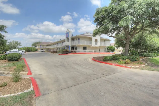 Photo 1 - Motel 6 San Antonio, TX - Fiesta