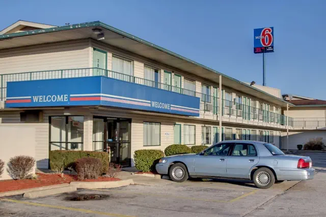 Photo 1 - Motel 6 Owensboro, KY