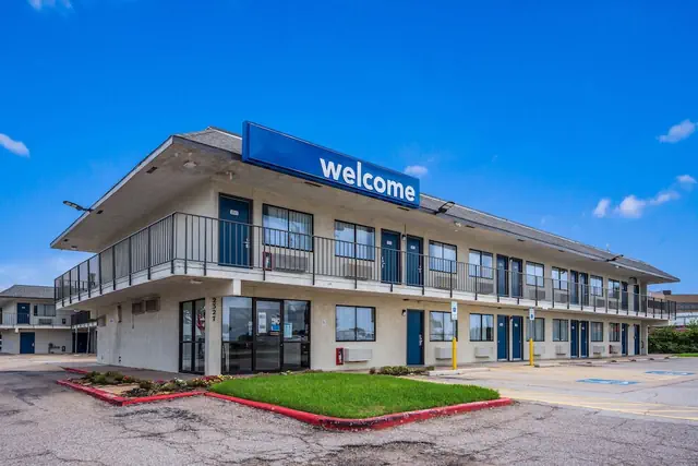 Photo 1 - Motel 6 College Station, TX - Bryan
