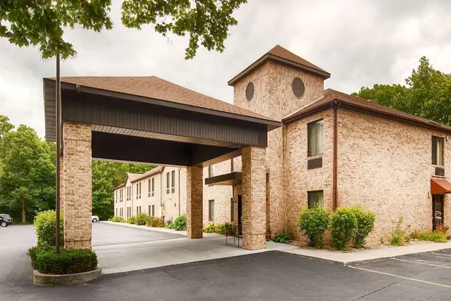 Photo 1 - Best Western Plaza Hotel Saugatuck