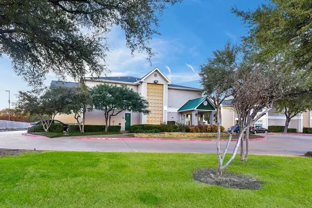 Photo 1 - HomeTowne Studios By Red Roof Dallas - North Addison/ Tollway