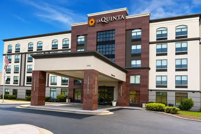 Photo 1 - La Quinta Inn & Suites by Wyndham Duluth/Atlanta