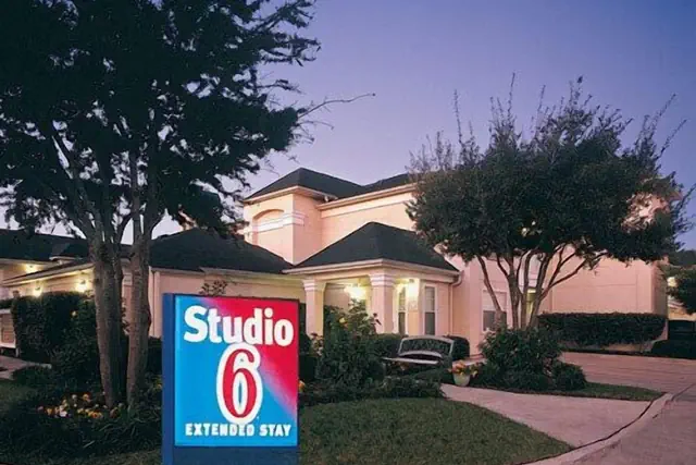 Photo 1 - Studio 6 Dallas, TX - Garland - Northeast