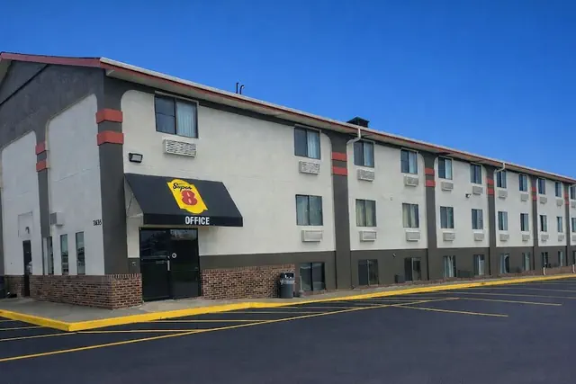 Photo 1 - Super 8 by Wyndham Lincoln West