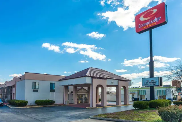 Photo 1 - Econo Lodge & Suites Clarksville near Governors Square Mall