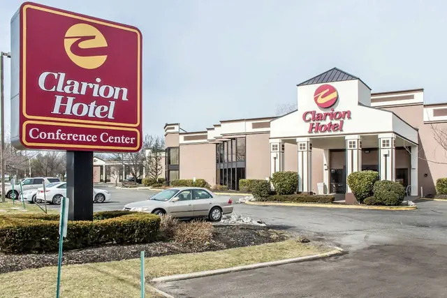 Photo 1 - Clarion Hotel & Conference Center Ronkonkoma MacArthur Airport