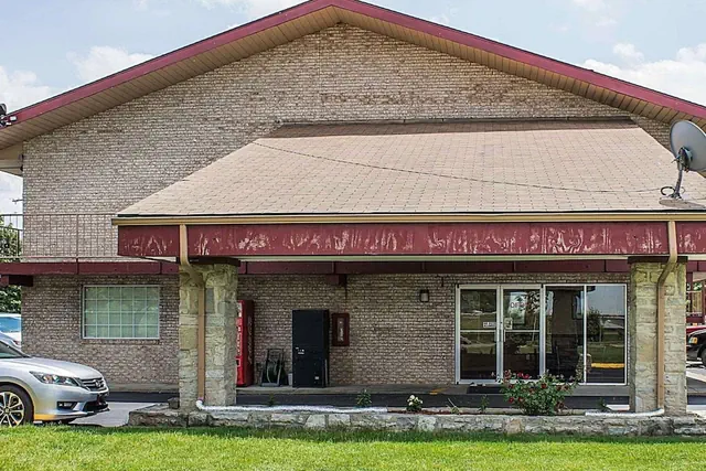 Photo 1 - Econo Lodge Columbus West