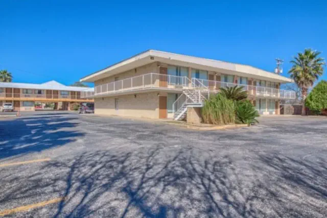 Photo 1 - Americas Best Value Inn Uvalde
