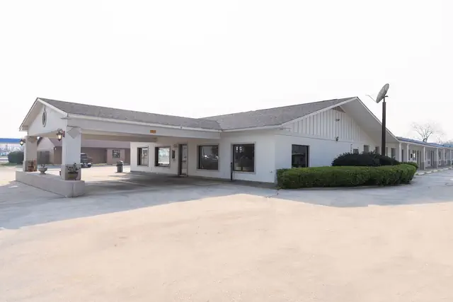 Photo 1 - OYO Hotel DeRidder Hwy 171 North