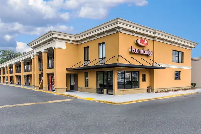 Photo 1 - Econo Lodge Savannah Midtown