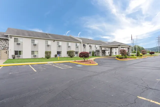 Photo 1 - Econo Lodge Painted Post - Corning