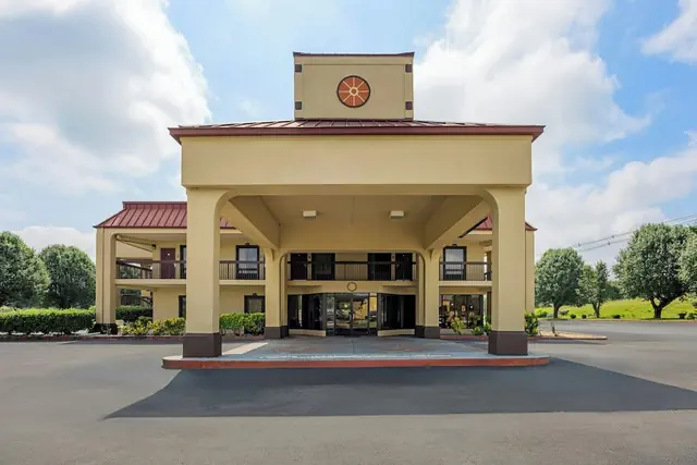 Photo 1 - Red Roof Inn & Suites Clinton, TN