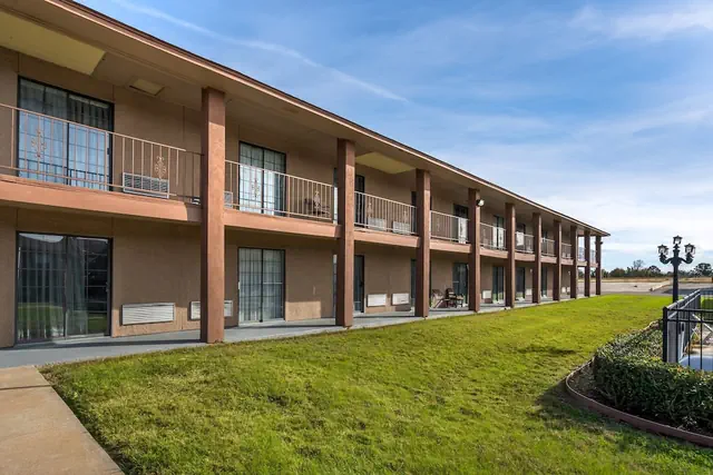 Photo 1 - Red Roof Inn & Suites Sulphur Springs