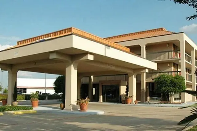 Photo 1 - Executive Inn