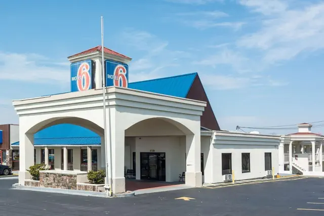 Photo 1 - Motel 6 Calhoun, GA