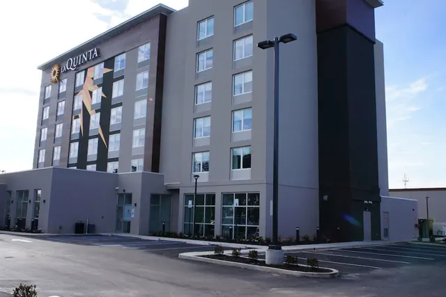 Photo 1 - La Quinta Inn & Suites by Wyndham Mobile