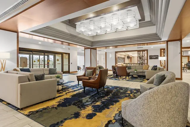 Photo 1 - DoubleTree by Hilton Pittsburgh - Green Tree