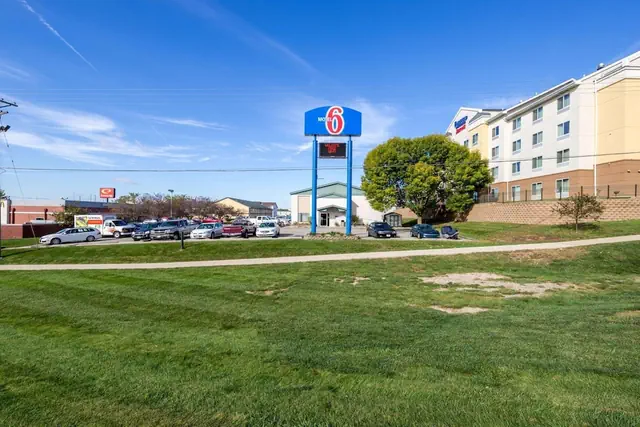 Photo 1 - Motel 6 Cedar Rapids, IA - Airport
