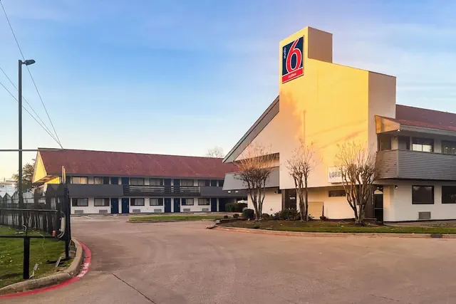 Photo 1 - Studio 6  Suites Dallas. TX - Loop 12 West